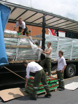 Umladen von Tomatenmarkflaschen auf B177, Beladung verrutscht, Hilfeleistung für SOS24