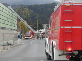 Brand Bäckerei M-Preis Zentrale Völs, Hilfeleistung, Dachluke geöffnet, Innenangriff