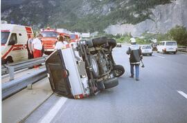 PKW Unfall A12, Ausfahrt Zirl Ost, Fahrzeug geschleudert und überschlagen