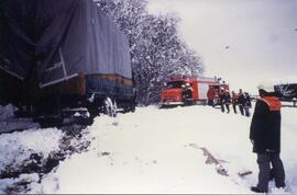 LKW Zug bergen auf dem Feldweg zum Schärmerhof in Inzing