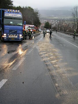 LKW Unfall B177, KM 2,4, LKW in der Steigung hängen geblieben, Fahrbahn mit Diesel verunreinigt