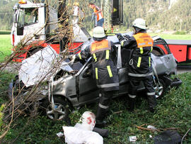 PKW Unfall A12, KM 97,5, Auto mit 5 Insassen über die Böschung, Bergungsarbeiten