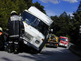 Klein-LKW droht im Bremsweg umzustürzen, B177, KM 4,3, Bergung