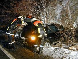 PKW Unfall, B177, KM 1,6, gegen Felswand geschleudert, Bergung, Fahrer geflüchtet