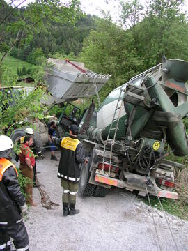 LKW Unfall, Bergung eines Mischwagens, L11, KM 14, beim Überfahren der Brücke eingebrochen