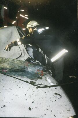 PKW Unfall, A12, KM  89,5, über Böschung und gegen Baum, 1 Toter