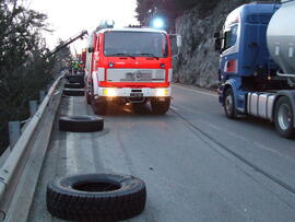 LKW Unfall am Zirlerberg, B177, KM 2,6, Anhänger mit Autoreifen umgestürzt, Ladung verloren, 2 PK...