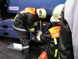 LKW Unfall B177, KM 2,4, LKW in der Steigung hängen geblieben, Fahrbahn mit Diesel verunreinigt