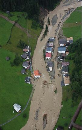 Hilfeleistung für Flughelfer nach Hochwasser in Paznaun