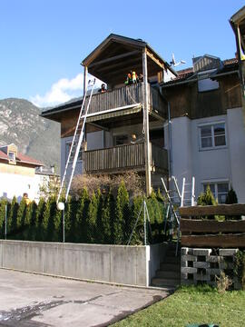 Balkonbrand im Äueleweg, Müll  und Asche im Karton am Balkon