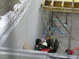 Seiltechnikübung auf der Baustelle des sZenzis/2006 04