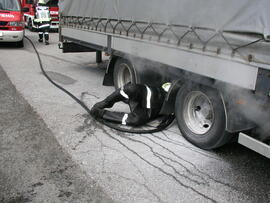 LKW mit überhitzten Bremsen, B177