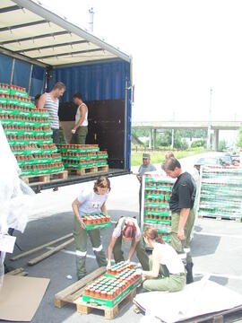 Umladen von Tomatenmarkflaschen auf B177, Beladung verrutscht, Hilfeleistung für SOS24