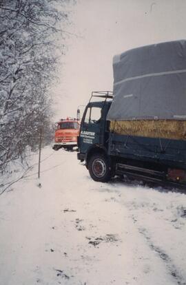 LKW Zug bergen auf dem Feldweg zum Schärmerhof in Inzing