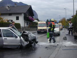 PKW Unfall. Schwabstraße - Kaiserstandweg, nach Reifenplatzer gegen Mauer gefahren, 3 Verletzte