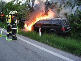 PKW Brand A12, KM 94,8, nach Kollision mit Baum, Höhe Rosenberger