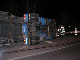 LKW Unfall, Sattelzug umgestürzt, L13, KM 0,5, Bergungsarbeiten