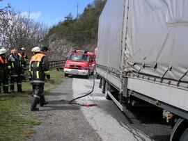 LKW mit überhitzten Bremsen, B177