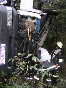 LKW Unfall B177, KM 4,2, Sattelzug umgestürzt, Fahrer eingeklemmt