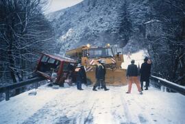 Unfall mit Kleintransporter gegen Schneepflug, Dirschenbach, B171