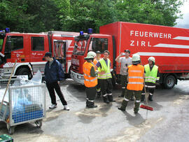 LKW Unfall B177, KM 2,6 bis 2,9, nach Verrutschen der Ladung auslauf von Olivenöl