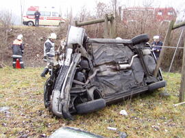 PKW Unfall A12, KM 92, PKW über Böschung, Lenkerin eingeklemmt, Personenbefreiung