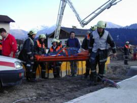 Hilfeleistung für Rotes Kreuz Zirl, Bergung eines Verletzten aus einer Baugrube