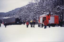 LKW Zug bergen auf dem Feldweg zum Schärmerhof in Inzing