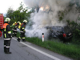 PKW Brand A12, KM 94,8, nach Kollision mit Baum, Höhe Rosenberger