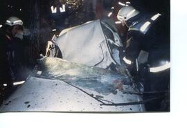 PKW Unfall, A12, KM  89,5, über Böschung und gegen Baum, 1 Toter
