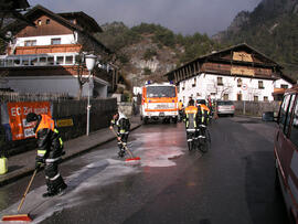 Ölspur in der Bühelstraße, Fragensteinweg, Defekt des Hydraulikschlauches des Streuwagens der Gem...