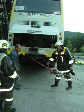 Postbus in Krankenhaus Hochzirl von Straße abgekommen