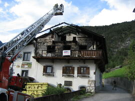 Wohnhausbrand Mühlgasse 18, Dachstuhl, Balkon und Fasade