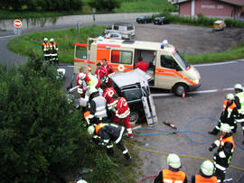 PKW Unfall B177, KM 1,2, PKW stoßt mit LKW der Fa