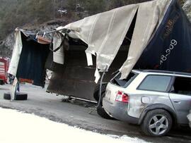 LKW Unfall am Zirlerberg, B177, KM 2,6, Anhänger mit Autoreifen umgestürzt, Ladung verloren, 2 PK...