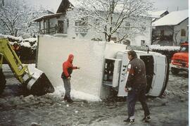 Klein LKW, Schwabstraße, Araltankstelle, 1 Person eingeklemmpt