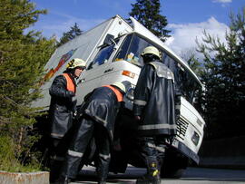 Klein-LKW droht im Bremsweg umzustürzen, B177, KM 4,3, Bergung