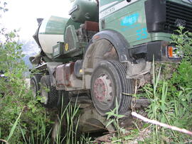 LKW Unfall, Bergung eines Mischwagens, L11, KM 14, beim Überfahren der Brücke eingebrochen