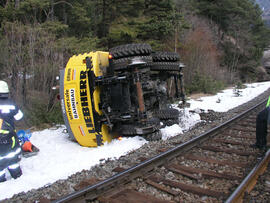 Bagger stürzt neben Geleise der Mittenwaldbahn