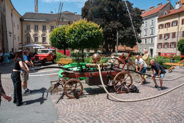 Historische Fahrzeuge am Domplatz