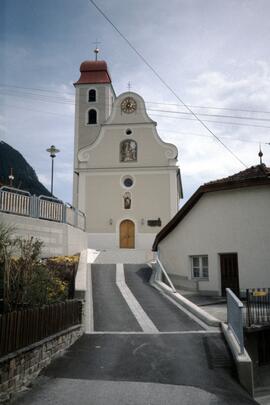 Expositurkirche Karrösten, Blick vom Kirchweg, mit Widum